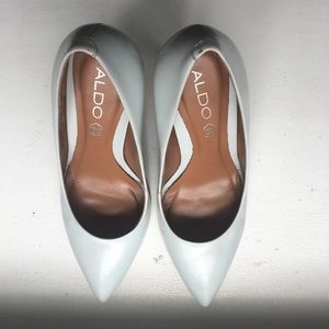 Light dusted blue pumps