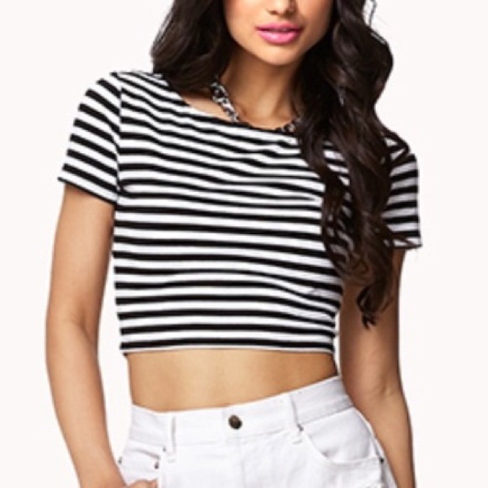 Black & White Stripped Crop Top 🖤