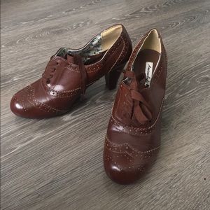 American Eagle Round toe brown heels