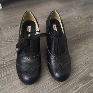 American Eagle Black round toe heels