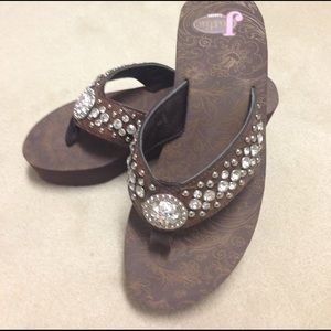 Justin Ladies Brown Sandals. NWOT