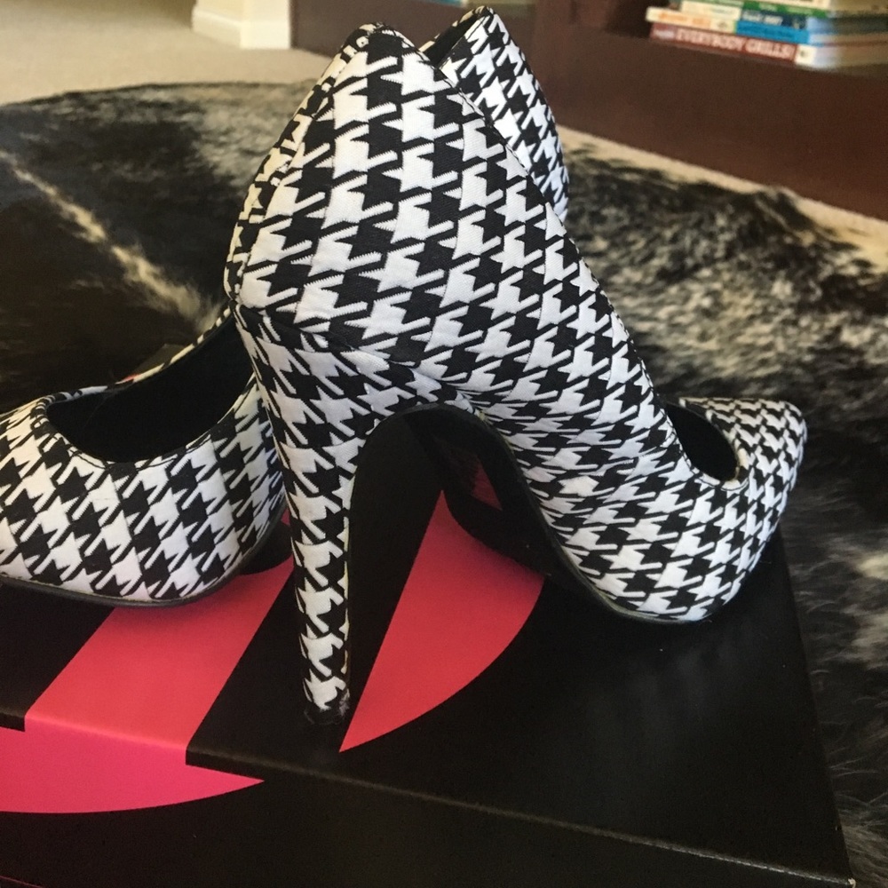 Super cute houndstooth shoes!