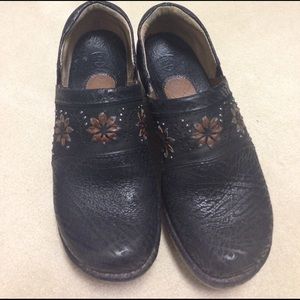 Ariat black clogs. Size 8