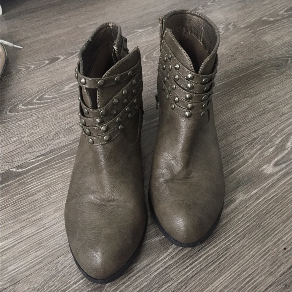 EVERYTHING MUST GO✨ army green strappy booties