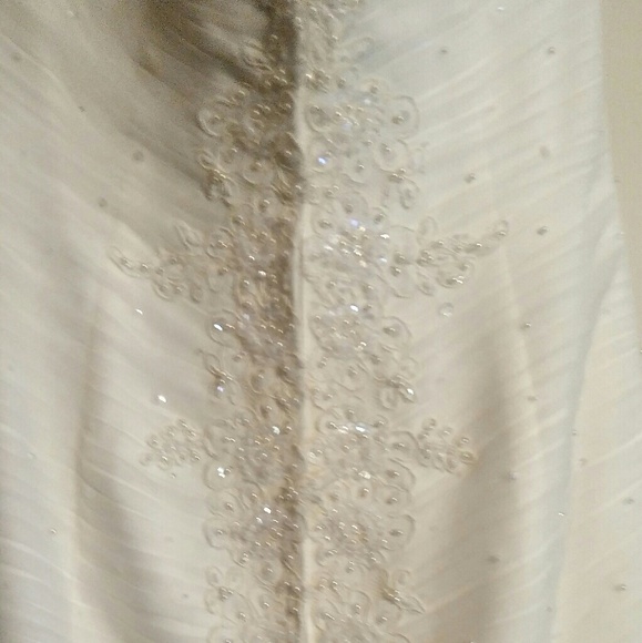 Brand new wedding dress - Picture 3 of 4