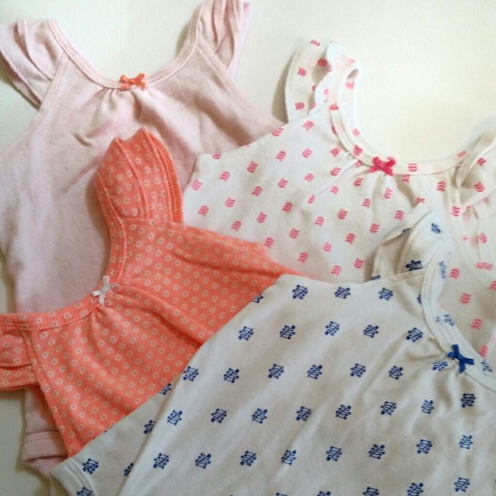 Sleeve less body suit bundle.