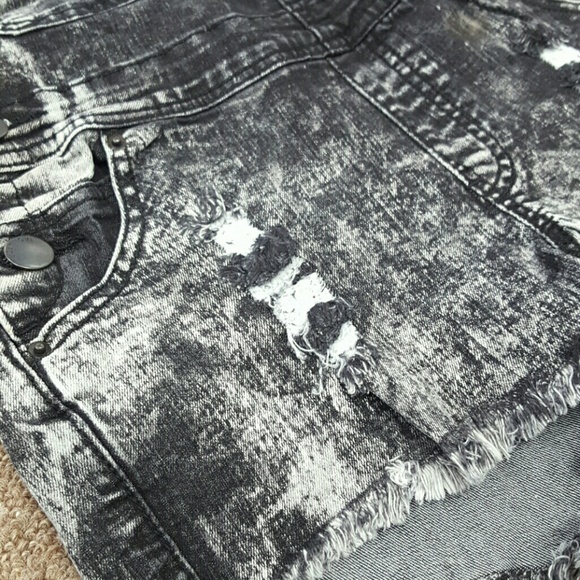 ❌SOLD❌ Monarda Overall Jean Shorts - Picture 2 of 8