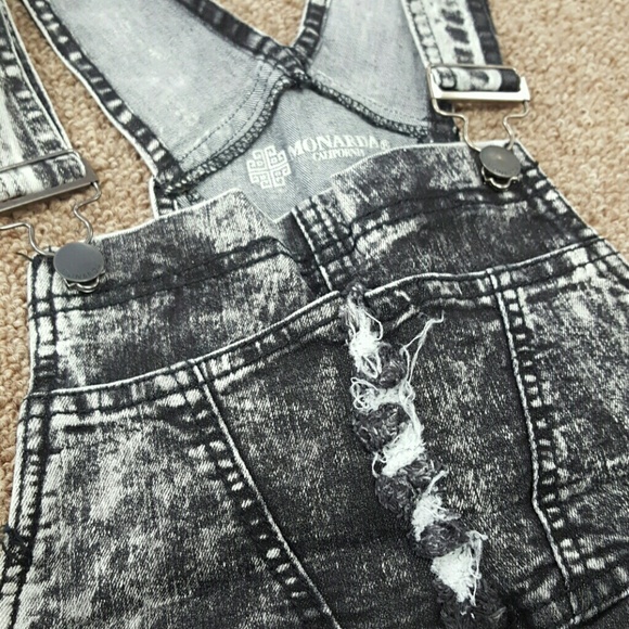 ❌SOLD❌ Monarda Overall Jean Shorts - Picture 3 of 8