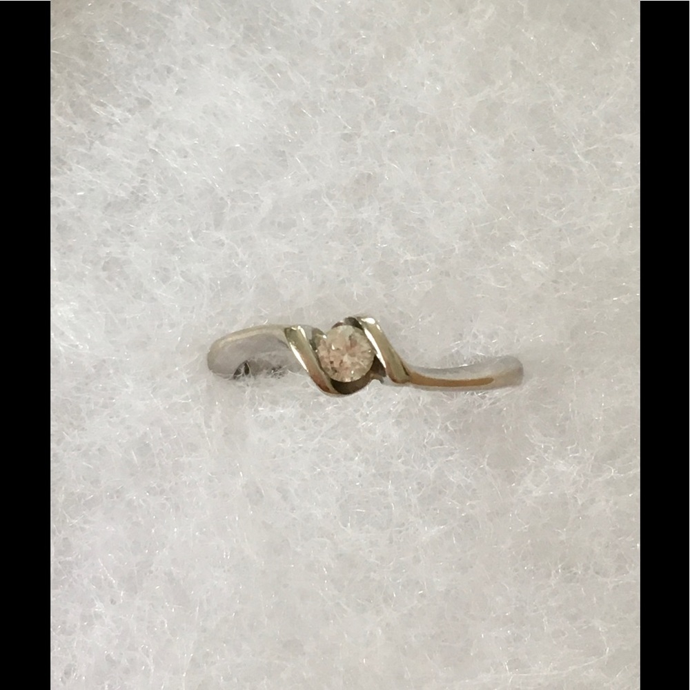 10K white gold & diamond ring