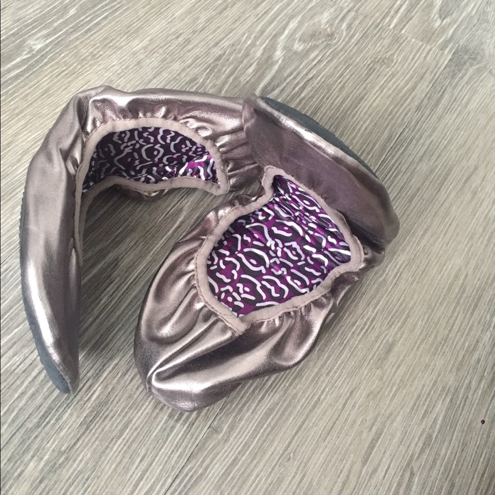 Metallic foldable travel size flats