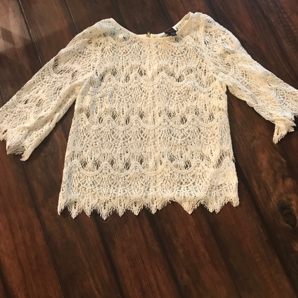 White lace, showing quarter sleeve top