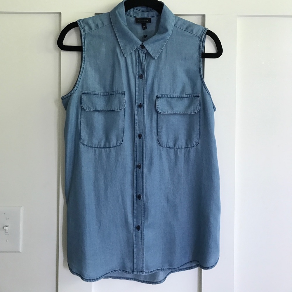 Who What Wear Sleeveless Button Up Chambray