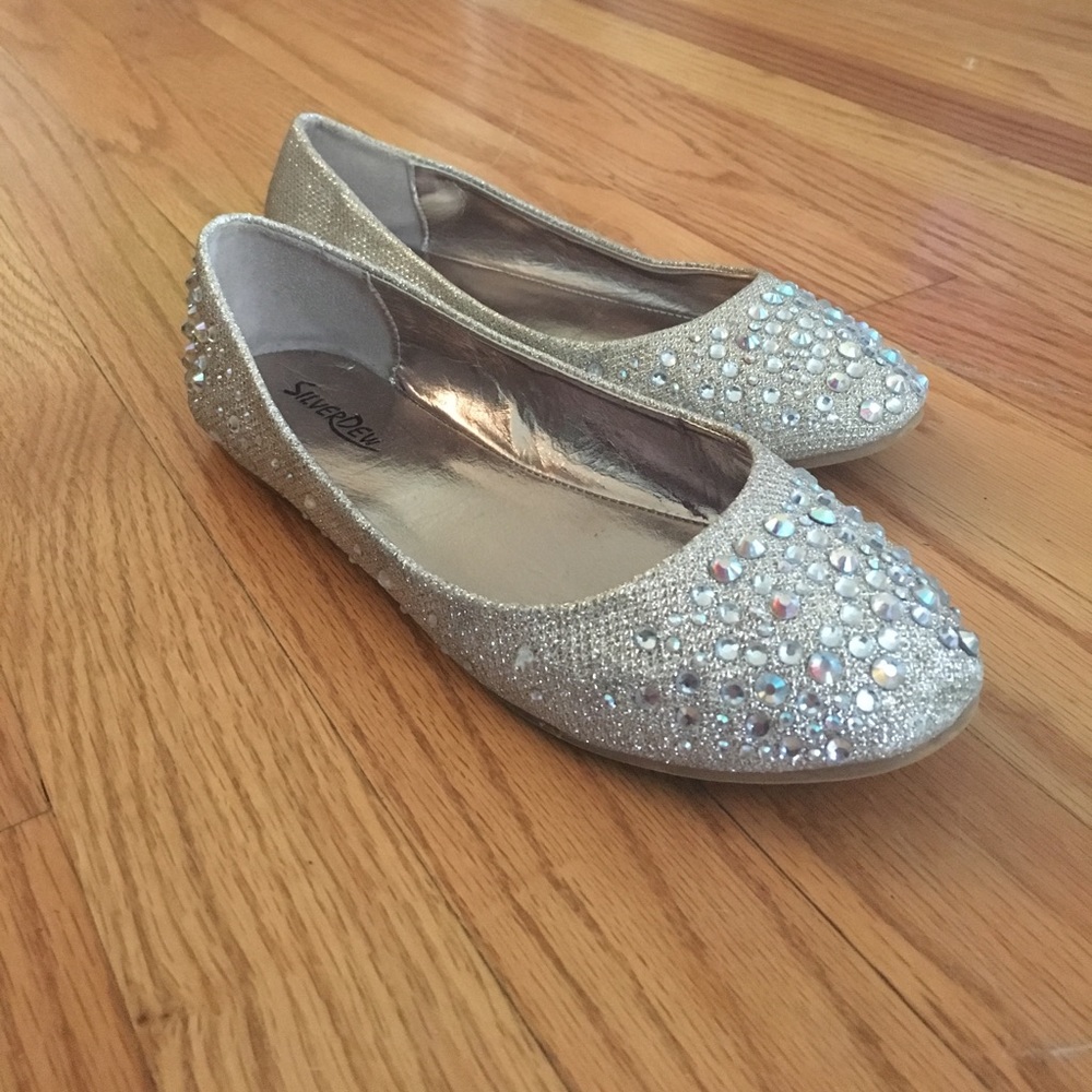 Stylish jeweled flats. Very comfy