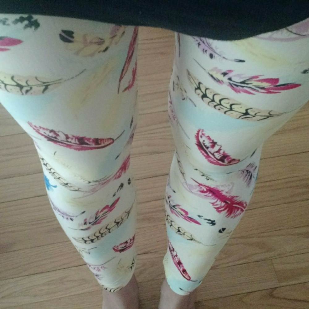 LuLaRoe "vintage" feather leggings + size