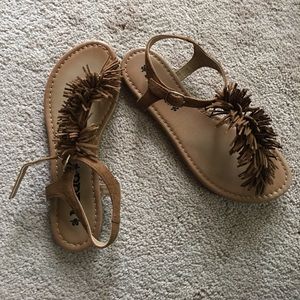 MUDD FRINGE BROWN SANDAL