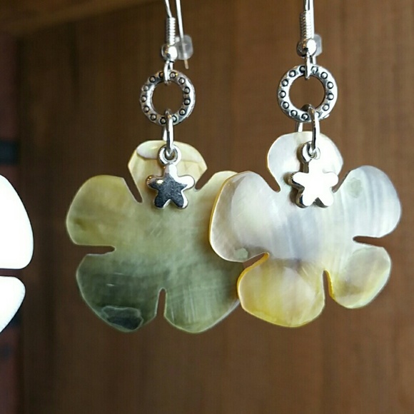 💞ADD ON 💞3 Pair Shell Earrings - Picture 4 of 4