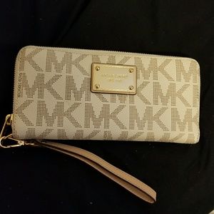 MK Logo Continental Wallet