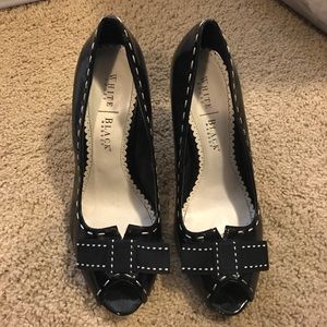 Black peep toe pump