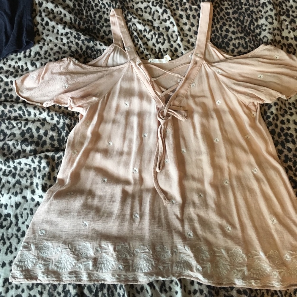 Shoulder cut out shirt with lace detail