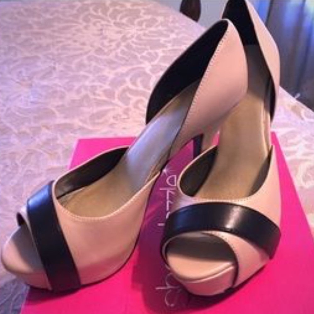 Shoedazzle nude pumps with black stripe