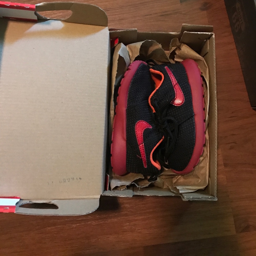 Toddler Nike roshe runs 6c. Excellent condition.