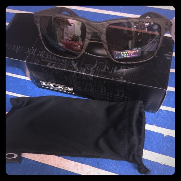 Bnwt wood grain Oakley sunglasses - Picture 1 of 3