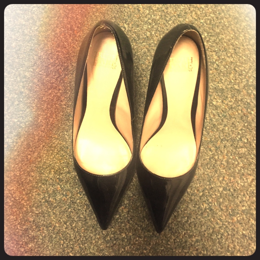 Black pumps