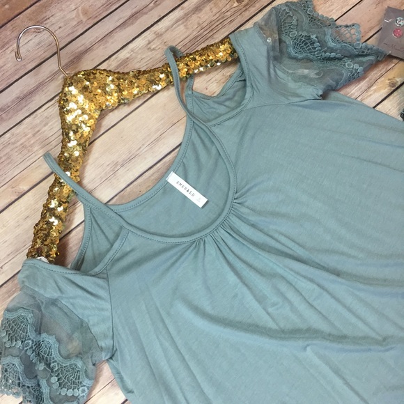 S-L Sage cold shoulder flirty sleeve top - Picture 4 of 5