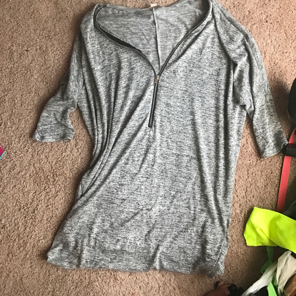 Tunic sweater with zipper