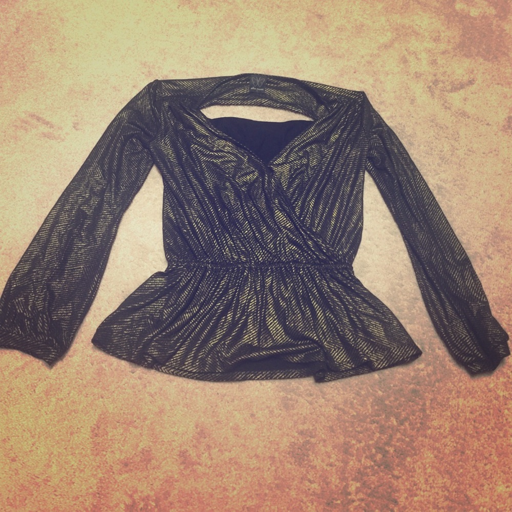Beautiful black & gold top!