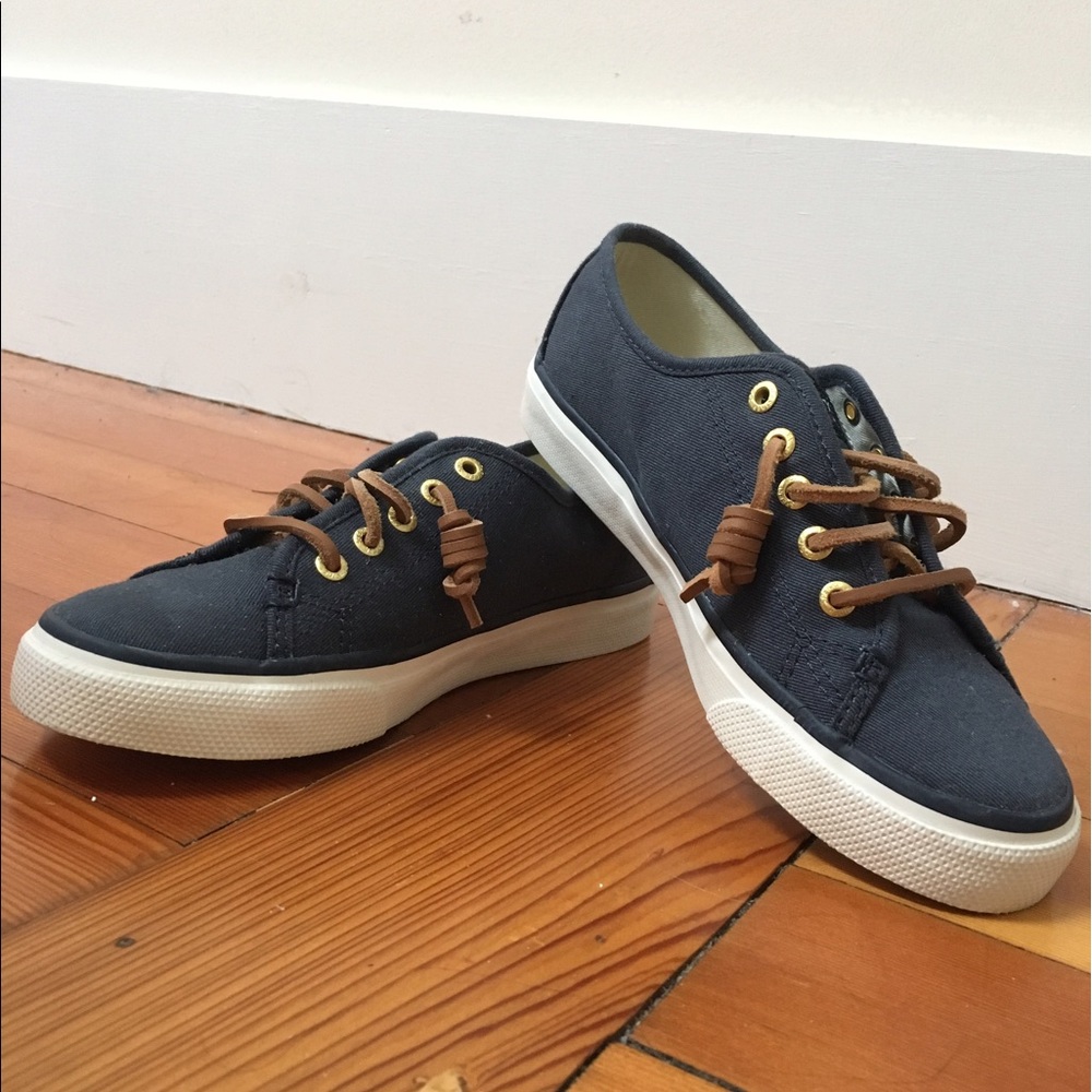 BRAND NEW Navy Sperry Topsiders, coiled laces