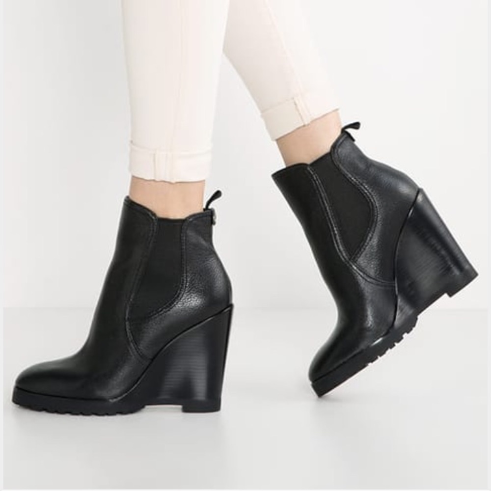 Micheal Kors Thea wedge booties size 8.5