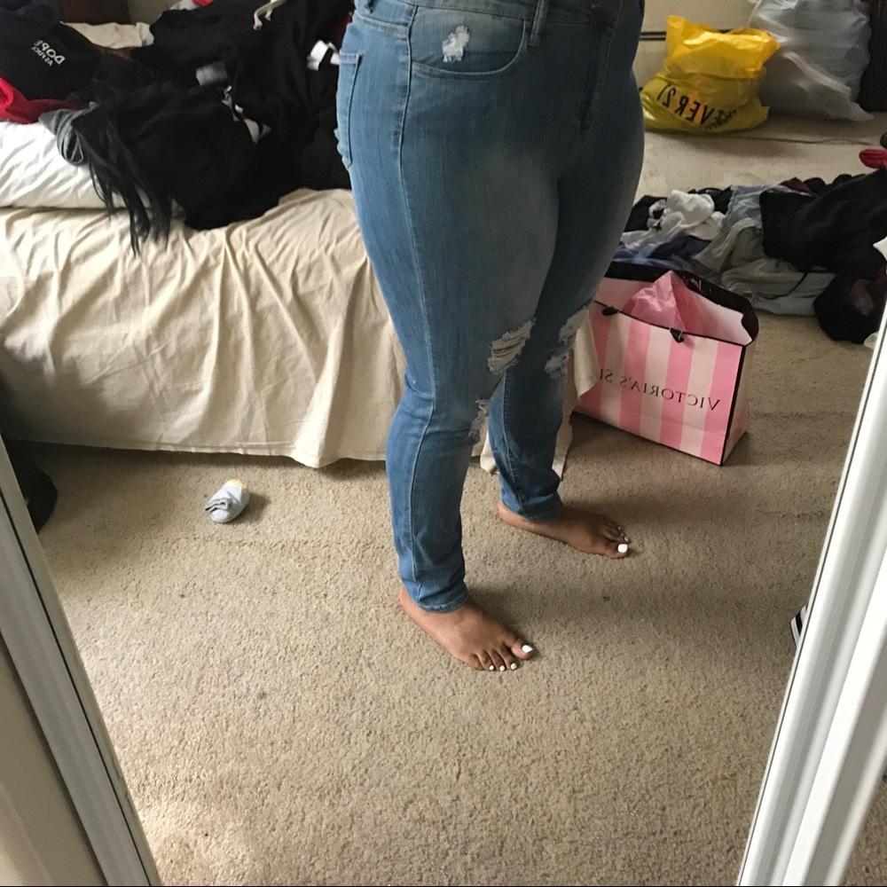 Distressed high waisted jeans