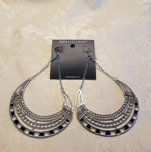 NWT -  Silver tone hanging earring