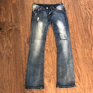 Distressed jeans with lace pockets