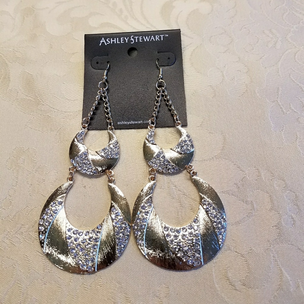 NWT - Fashionable Hinged earrings w/ Sparkles