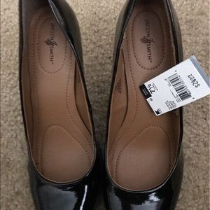 Jaclyn Smith pumps
