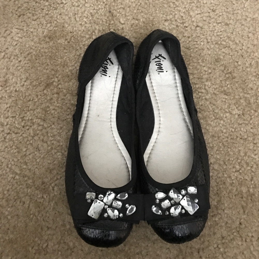Im selling some Fioni low flat shoes