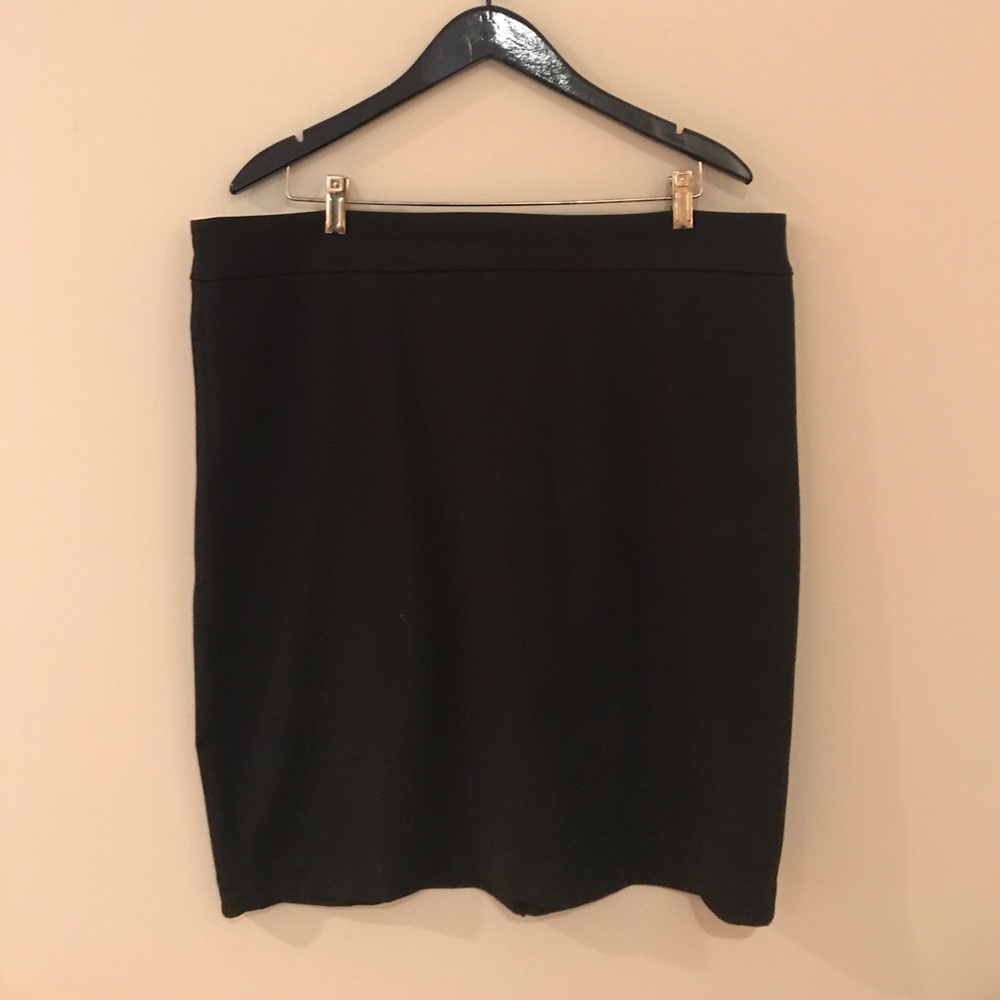 PLUS SIZE: Classic black pencil skirt
