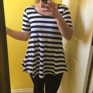 🌟LuLaRoe Perfect Tee🌟 in black + white stripe