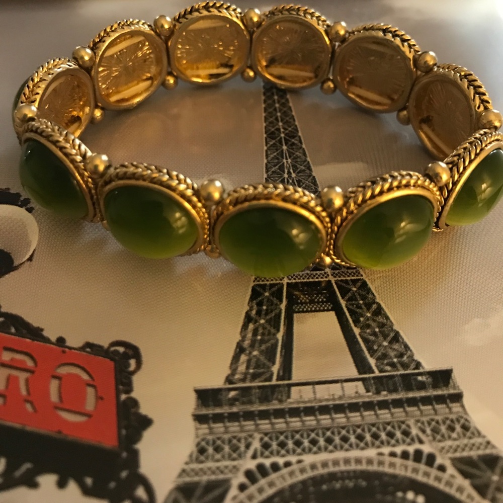 Green glass stretch bracelet