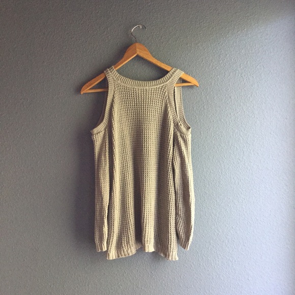 NEW🐩Cold Shoulder Sweater - Picture 3 of 5