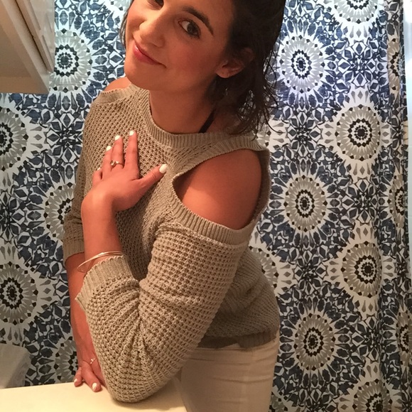 NEW🐩Cold Shoulder Sweater - Picture 4 of 5