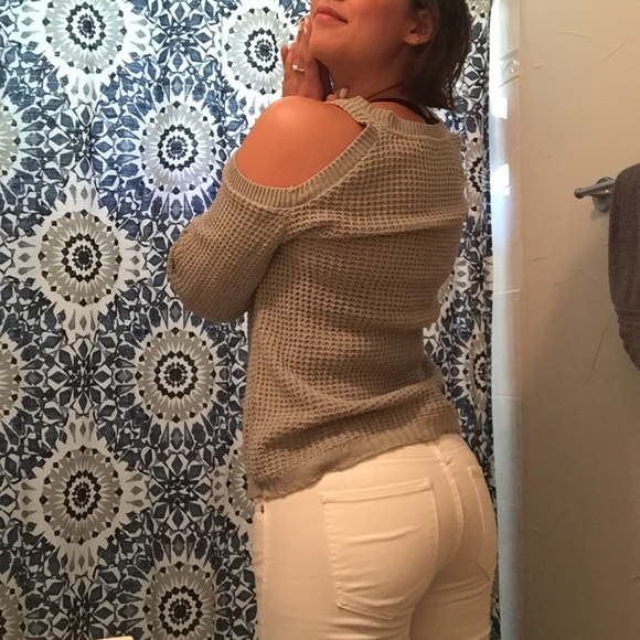 NEW🐩Cold Shoulder Sweater - Picture 5 of 5