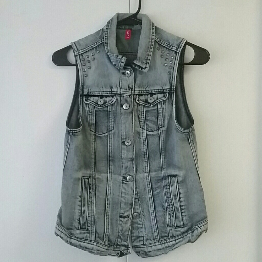 Cool sleeveless studded jean jacket