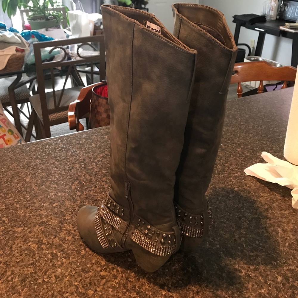 Boots - Picture 3 of 5