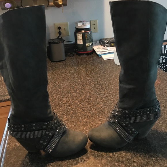 Boots - Picture 4 of 5