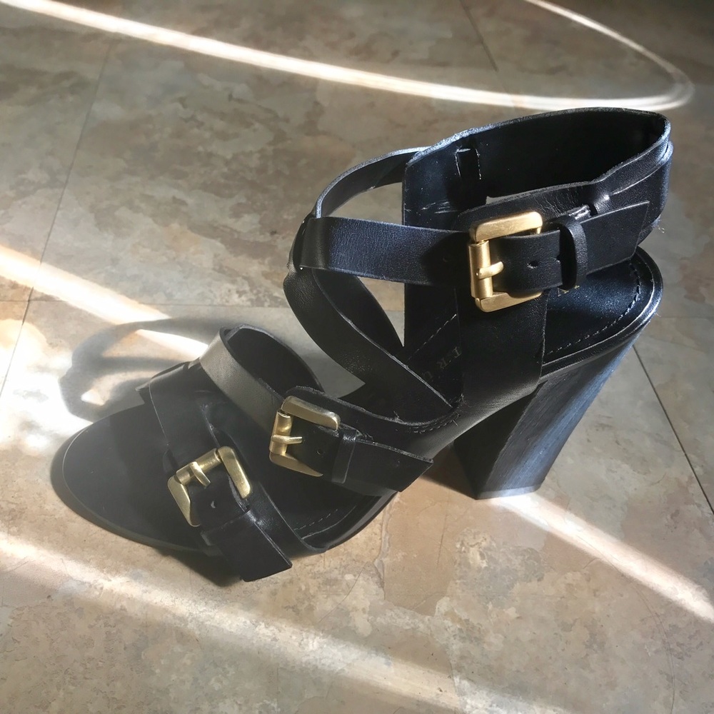 SOLD❗️IVANKA TRUMP Iberni Leather Sandal in Black!
