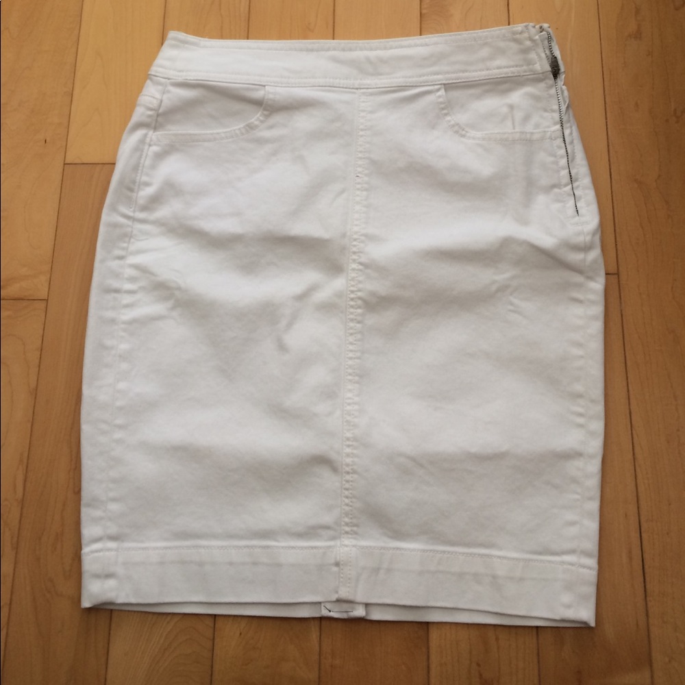 LOFT White denim skirt. New. 25 inch, Size 0.
