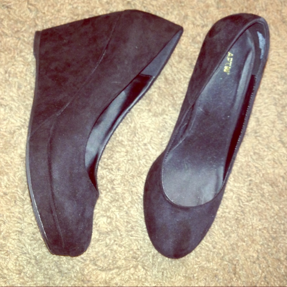 New Black Suede Size 9 Wedges